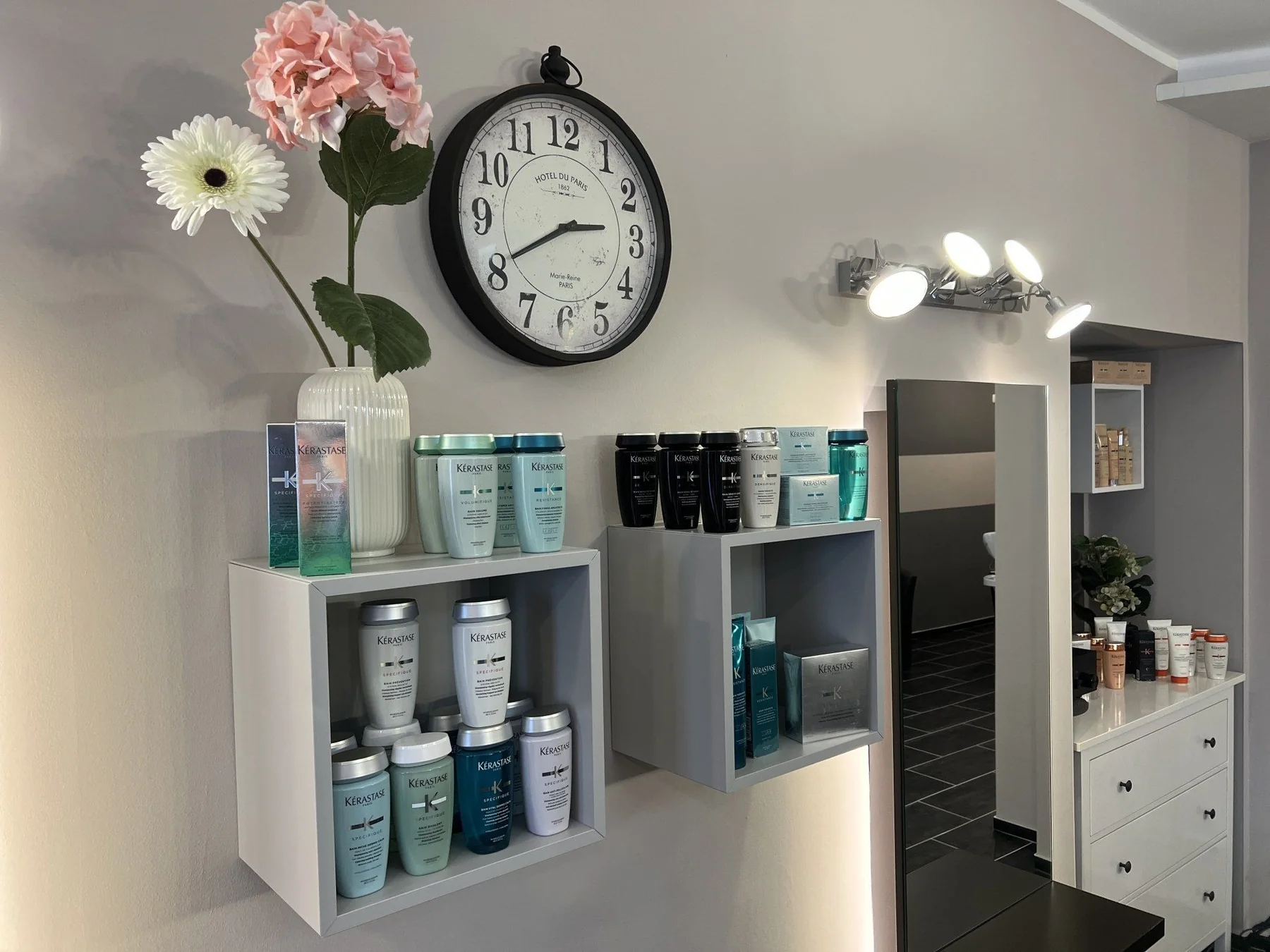 Kérastase Produkte im Salon Spiegelbild